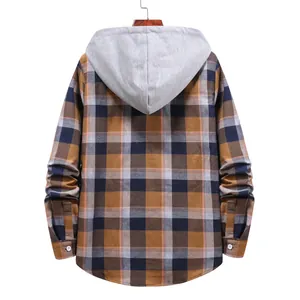 Vista posteriore di una camicia casual da uomo con cappuccio e motivo a quadri