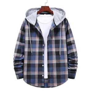 Vista dettagliata della camicia casual da uomo a scacchi blu con cappuccio grigio.