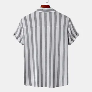 Détail de la vue arrière d'une chemise de plage rayée à manches courtes pour hommes