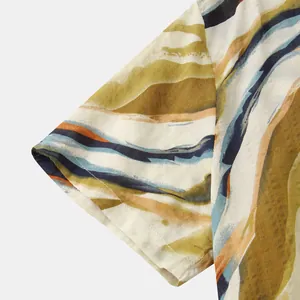 Detailaufnahme des Kurzarm-Strandhemdes für Herren mit abstraktem Allover-Print.