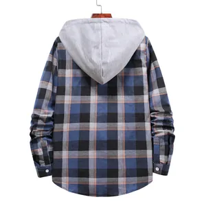 Vista posteriore di una camicia scozzese a maniche lunghe da uomo con cappuccio grigio