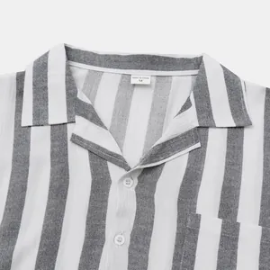 Gros plan sur un col de chemise à rayures verticales pour hommes avec étiquette taille M