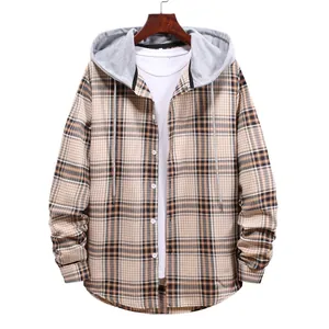 Vista dettagliata della camicia scozzese da uomo in kaki con cappuccio e bottoni frontali