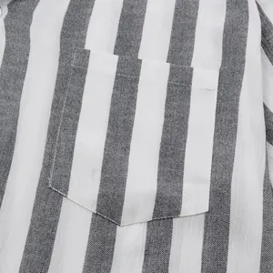 Détail de la poche de poitrine sur une chemise de plage à rayures verticales noires et blanches