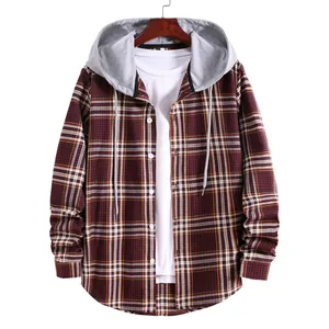Vista dettagliata di una camicia con cappuccio a quadri rossi da uomo con coulisse regolabile
