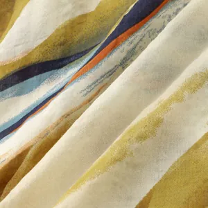 Makrodetail aus leichtem Baumwoll-Leinen-Stoff mit abstrakten gelben und blauen Pinselstrichstreifen