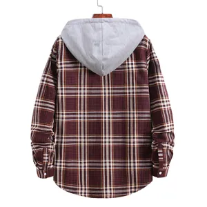 Vista posteriore di una camicia scozzese da uomo con cappuccio grigio a contrasto.