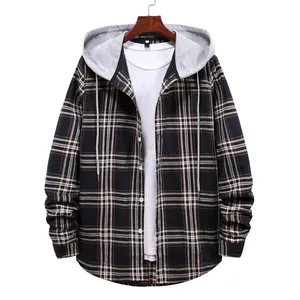 Vista dettagliata della camicia a quadri da uomo con cappuccio grigio