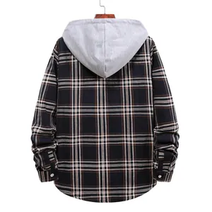 Vista posteriore completa di una camicia scozzese casual da uomo con cappuccio grigio stile