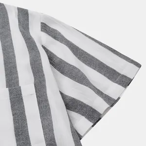 Détail du tissu texturé respirant sur cette chemise de plage rayée pour homme