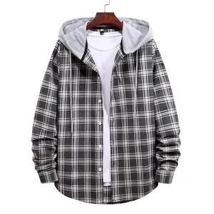 Dettaglio della camicia scozzese da uomo con cappuccio grigio e coulisse regolabile.