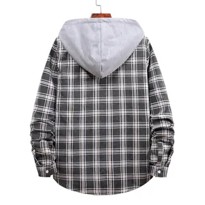 Vista posteriore di una camicia da uomo con cappuccio a quadri vestibilità ampia.