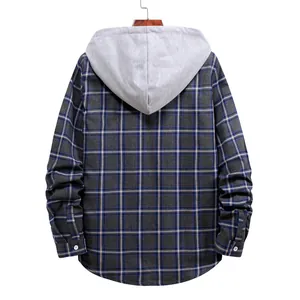 Vista posteriore di una camicia a quadri con cappuccio da uomo casual a maniche lunghe.