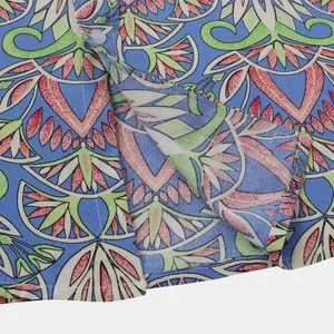 Nahaufnahme des floralen geometrischen Musters und der Nähte an einem Hawaii-Strandhemd