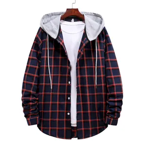 Vista frontale della camicia da uomo scozzese blu navy e rossa con cappuccio