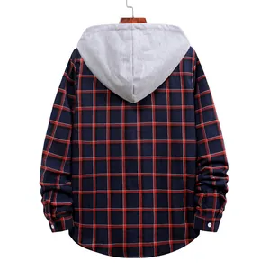 Vista posteriore di una camicia a scacchi larga da uomo con cappuccio grigio a contrasto