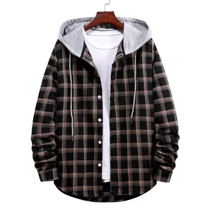 Primo piano di una camicia scozzese da uomo con cappuccio e design casual a maniche lunghe.