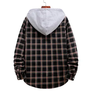 Vista posteriore di una camicia a quadri da uomo a maniche lunghe con cappuccio grigio