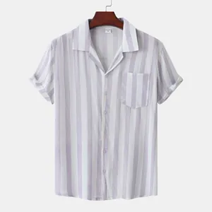 Détails d'une chemise de plage à manches courtes pour hommes à rayures lavande avec poche poitrine.