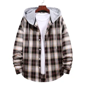 Dettaglio della camicia con cappuccio a quadretti marroni da uomo con cappuccio grigio