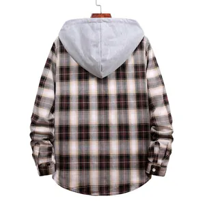 Dettaglio vista posteriore di una camicia casual da uomo a quadri marroni con cappuccio.