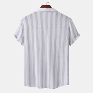 Vue arrière d'une chemise à manches courtes pour homme avec rayures verticales violettes.