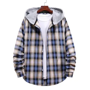 Vista frontale della camicia a quadri blu con cappuccio e dettagli del colletto
