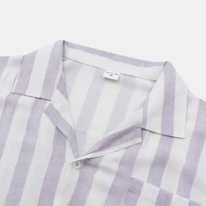 Gros plan du col d'une chemise de plage à rayures violettes pour homme, détails du tissu