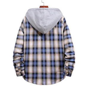 Vista posteriore dettagliata di una camicia a quadri casual da uomo con cappuccio grigio