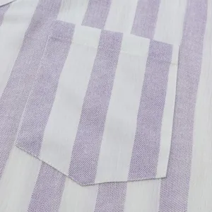 Vue détaillée de la poche à rayures violettes d'une chemise de plage d'été pour hommes