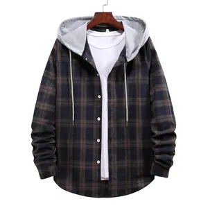 Dettaglio camicia a quadri da uomo con cappuccio grigio a contrasto e bottoni frontali