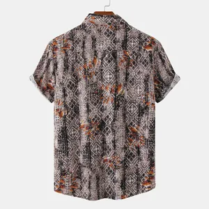 Kurzärmeliges Herren-Strandhemd mit geometrischem Vintage-Print in Erdtönen