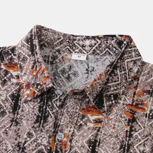Detailansicht des Kragens eines Herren-Strandhemds mit Ethno-Print und Größenetikett M