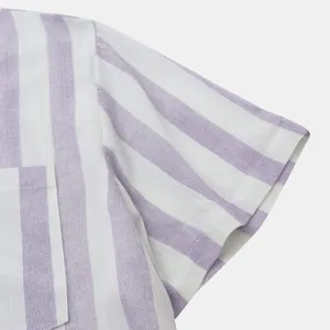 Détail rapproché de la manche d'une chemise de plage à rayures violettes pour homme