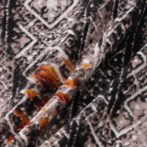Detail-Makroaufnahme der ethnischen Druckstofftextur eines Herren-Strandhemds