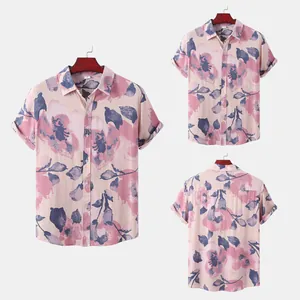 Herren Kurzarm-Hawaiihemd mit rosa und violettem Blumenmuster für den Strandurlaub