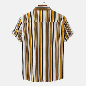 Vue arrière d'une chemise décontractée à manches courtes pour hommes à rayures