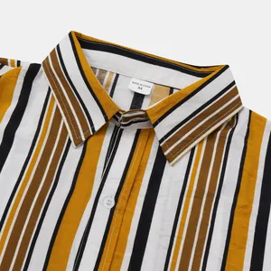 Détail d'un col de chemise à rayures verticales pour hommes avec étiquette blanche taille M