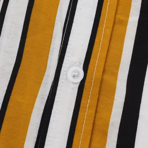 Vue macro de la texture du tissu et du bouton blanc d'une chemise rayée pour homme