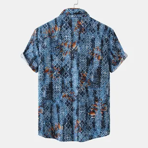 Die Rückansicht eines blauen Kurzarm-Herrenhemdes mit stilvollem Tribal-Muster für den Strand