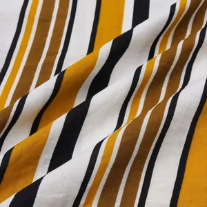 Gros plan de la texture du tissu rayé pour chemise de plage d'été pour hommes, jaune