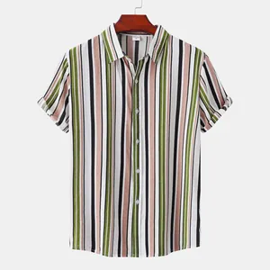 Vue de face d'une chemise décontractée à manches courtes pour hommes à rayures