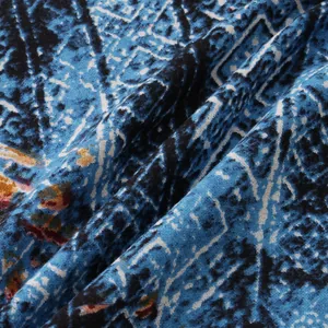 Makroansicht von atmungsaktivem Baumwollstoff mit blauem Muster für Herrenhemden