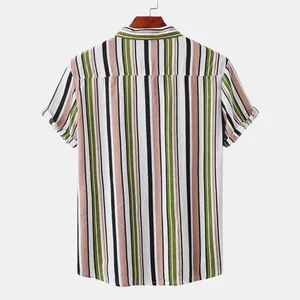 Vue arrière de la chemise à manches courtes rayée pour hommes avec des motifs vert olive