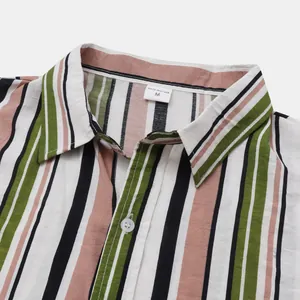 Gros plan du col et des boutons d'une chemise de plage à rayures vintage pour hommes