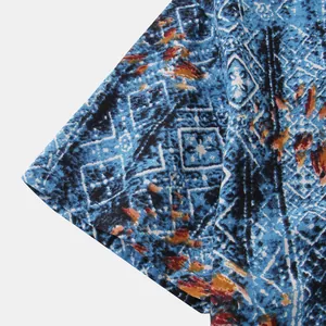 Detailaufnahme des Ärmels eines blau gemusterten Herren-Strandhemds im Ethno-Stil