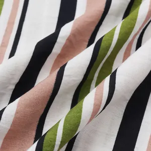 Détail de haute qualité d'un tissu à rayures multicolores pour chemise de plage homme