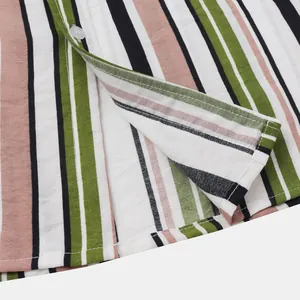 Gros plan sur la texture du tissu et les rayures multicolores de cette chemise pour hommes