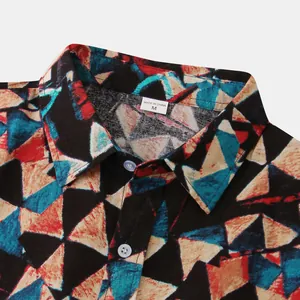 Detailaufnahme eines Herren-Freizeithemds mit geometrischem Muster und Kragenetikett.