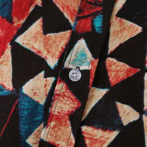 Makrodetail eines Herren-Strandhemdes mit geometrischem Muster und Stoffstruktur
